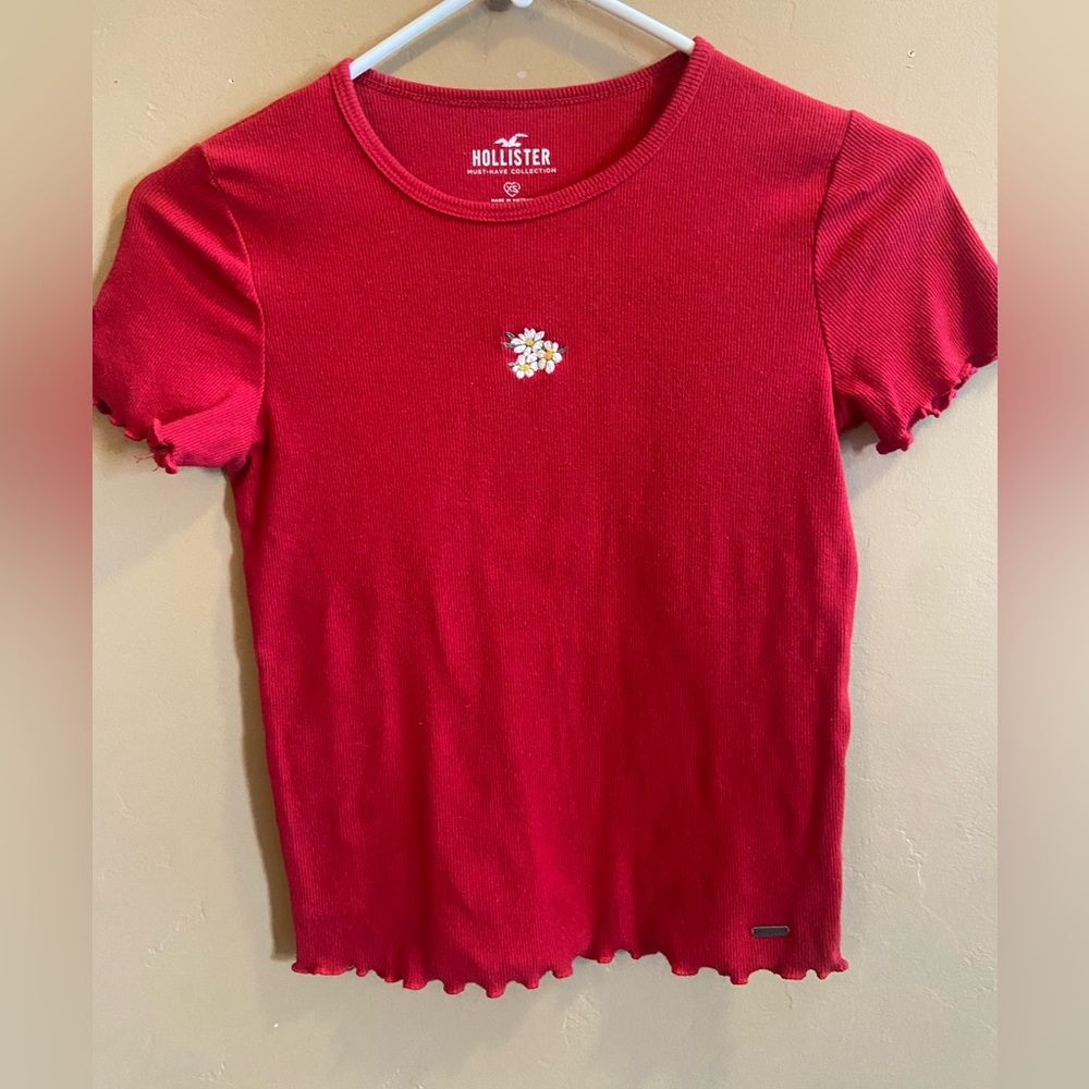 Hollister must have collection red ruffle trim with daisies size XS